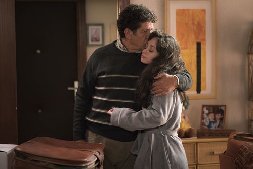 Karina abrazando a su padre en la temporada 19 de 'Cuéntame cómo pasó'