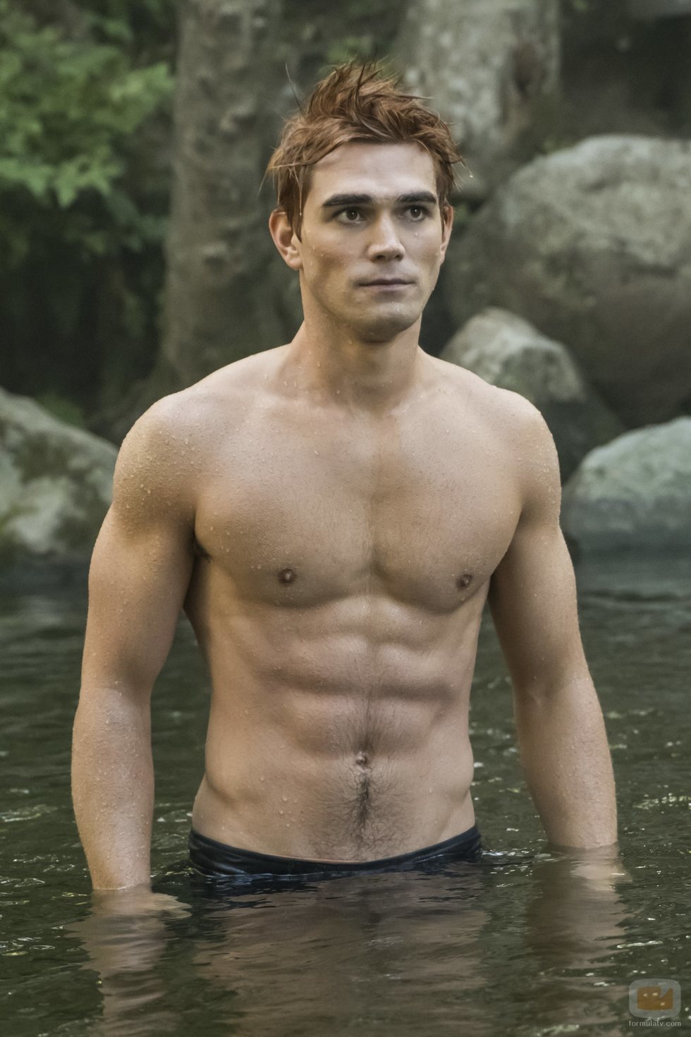 K.J. Apa sin camiseta en la tercera temporada de 'Riverdale'