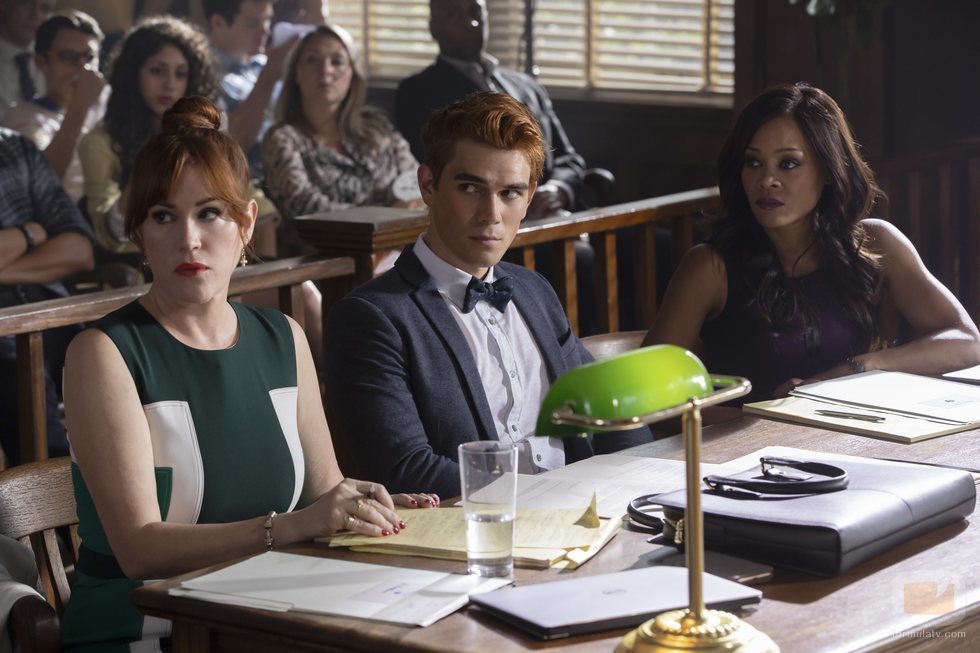 Archie Andrews, Mary Andrews y Sierra McCoy en la tercera temporada de 'Riverdale'
