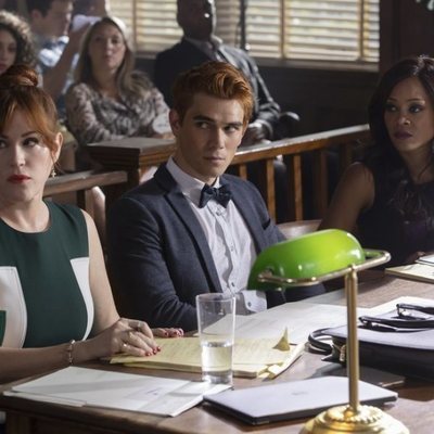 Archie Andrews, Mary Andrews y Sierra McCoy en la tercera temporada de 'Riverdale'