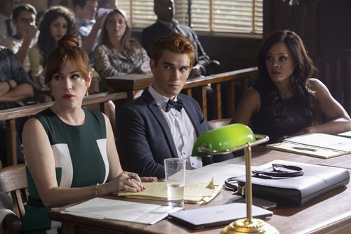 Archie Andrews, Mary Andrews y Sierra McCoy en la tercera temporada de 'Riverdale'