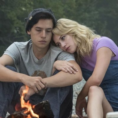 Lili Reinhart y Cole Sprouse en la tercera temporada de 'Riverdale'
