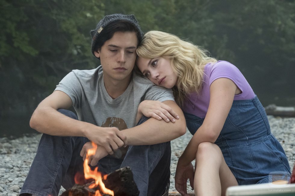 Lili Reinhart y Cole Sprouse en la tercera temporada de 'Riverdale'