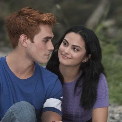 K.J. Apa y Camila Mendes en la tercera temporada de 'Riverdale'