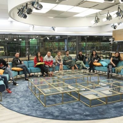 Concursantes de 'GH VIP 6' en una conexión con Jorge Javier durante la Gala 8