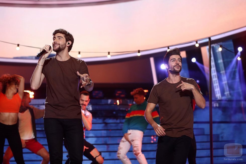 Álvaro Soler y Jordi Coll imitando a Álvaro Soler en la gala 6 de 'Tu cara me suena'