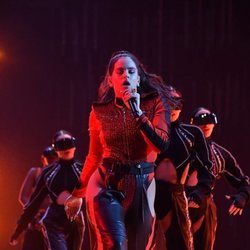 Rosalía en su actuación de los EMAs 2018