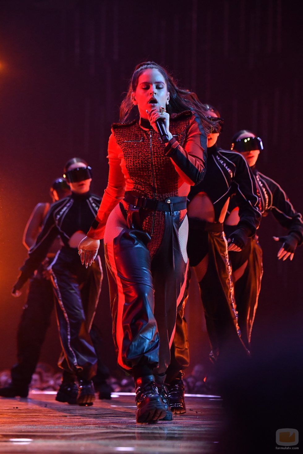 Rosalía en su actuación de los EMAs 2018