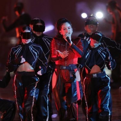 Rosalía cantando en los EMAs 2018