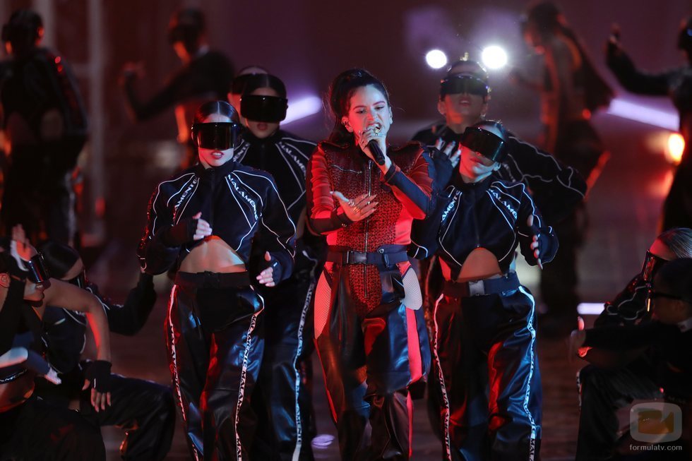 Rosalía cantando en los EMAs 2018