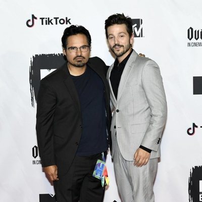 Michael Peña y Diego Luna en los MTV EMAs 2018