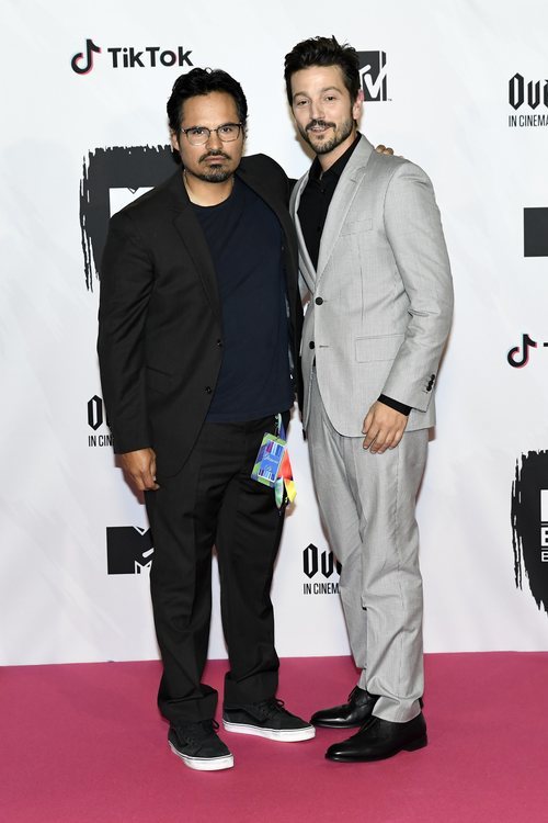 Michael Peña y Diego Luna en los MTV EMAs 2018