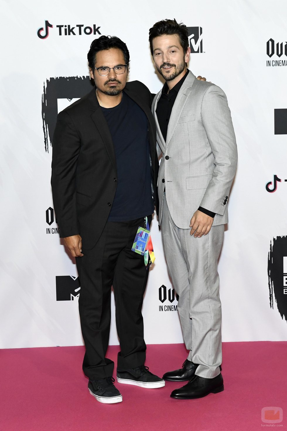 Michael Peña y Diego Luna en los MTV EMAs 2018