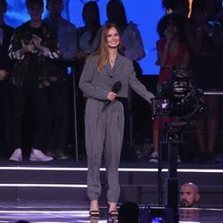 Debby Ryan presentando un premio en los EMAs 2018