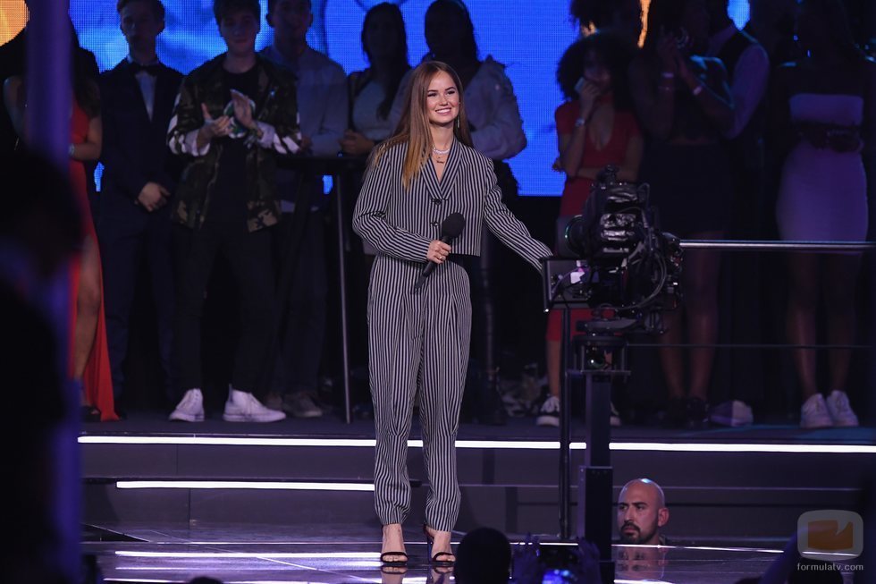 Debby Ryan presentando un premio en los EMAs 2018