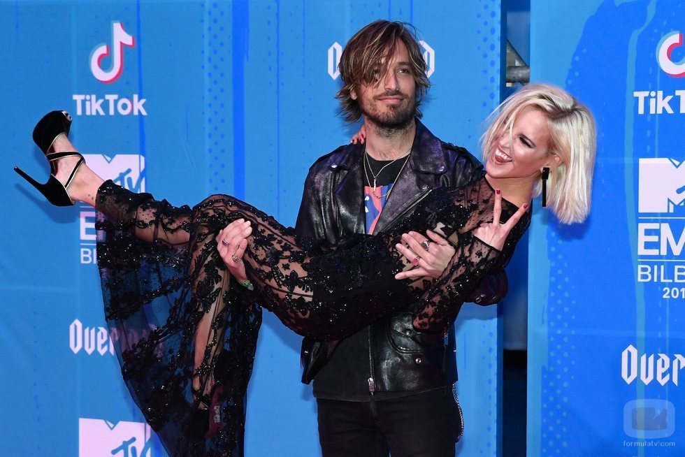 Adrián Roma coge a Ana Fernández durante los EMAs 2018