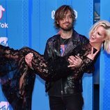 Adrián Roma coge a Ana Fernández durante los EMAs 2018