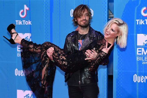 Adrián Roma coge a Ana Fernández durante los EMAs 2018