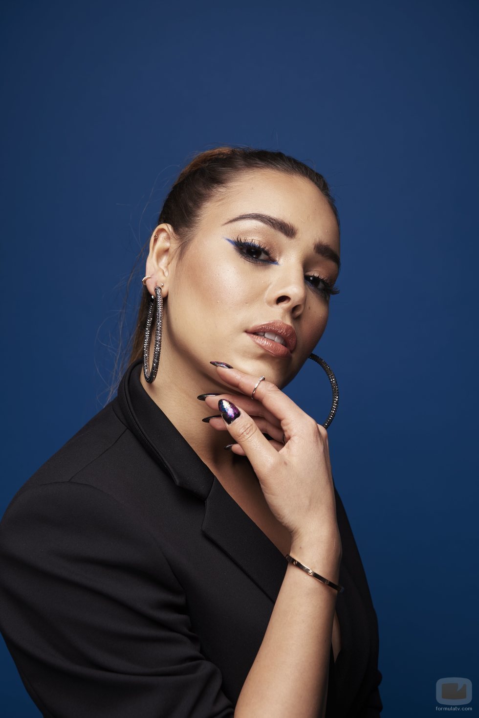 Danna Paola posa en los EMAs 2018