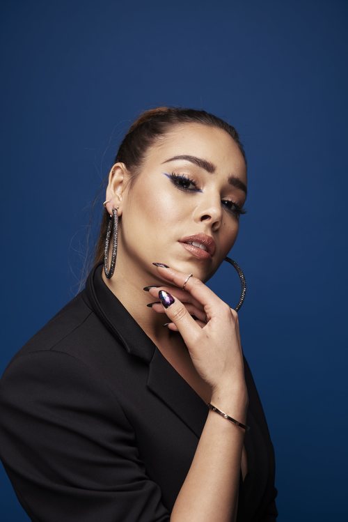 Danna Paola posa en los EMAs 2018