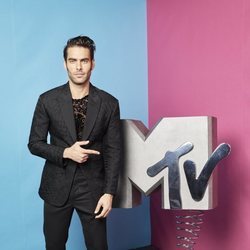 Jon Kortajarena con el logo de MTV