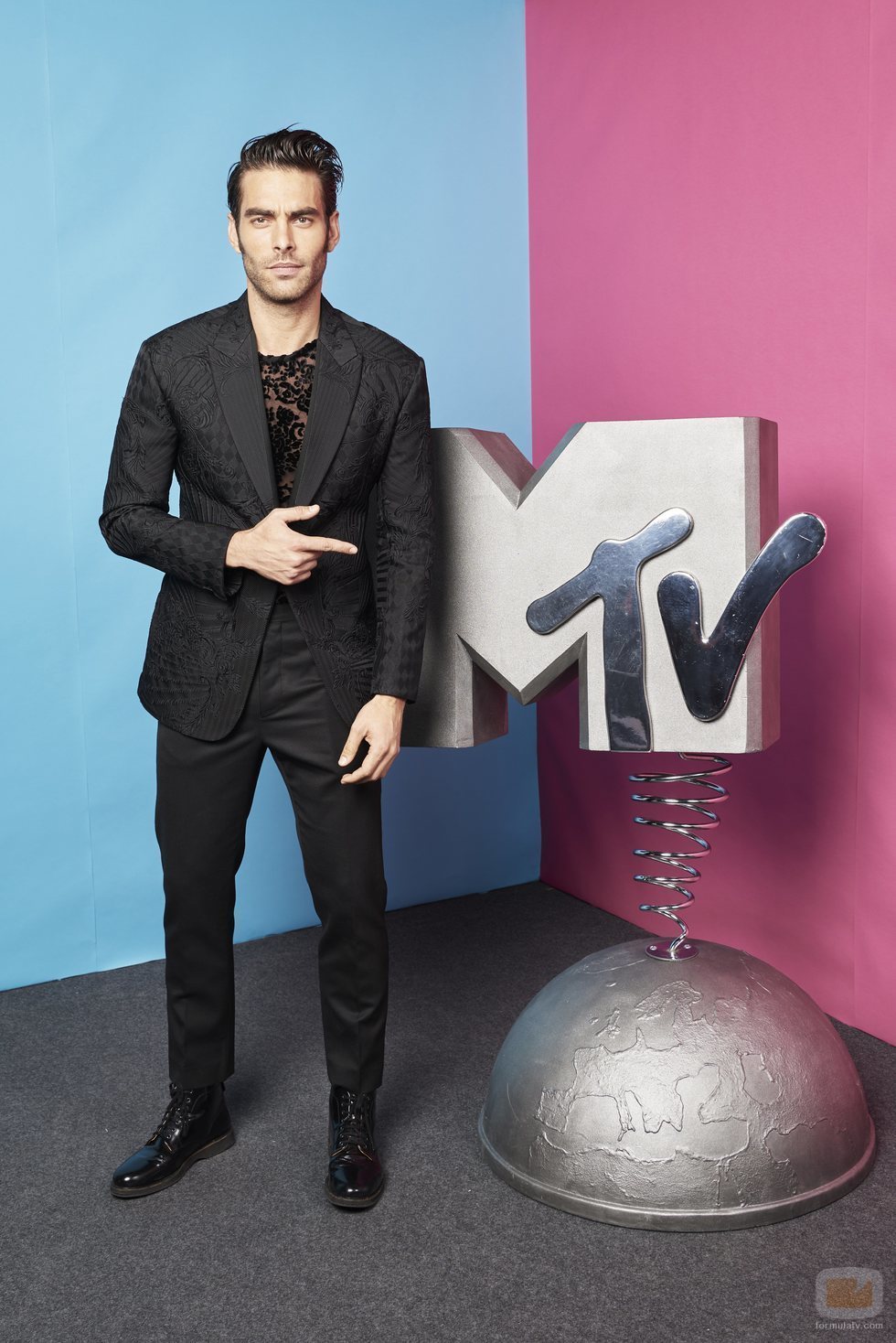 Jon Kortajarena con el logo de MTV