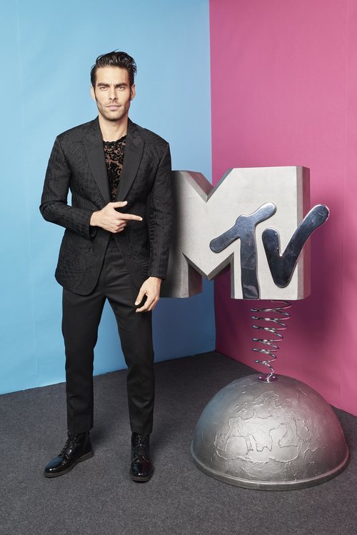 Jon Kortajarena con el logo de MTV