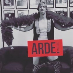 Ken Appledorn se desnuda por el estreno de 'Arde Madrid'