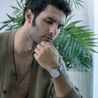Eduardo Rosa posa con el torso al descubierto para Shangay
