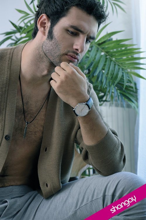 Eduardo Rosa posa con el torso al descubierto para Shangay