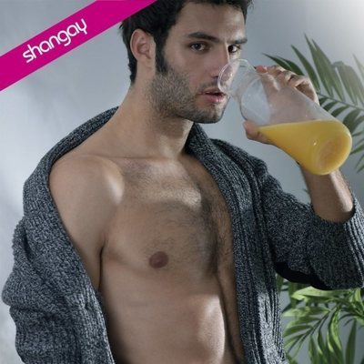 Eduardo Rosa posa con el torso al desnudo para Shangay