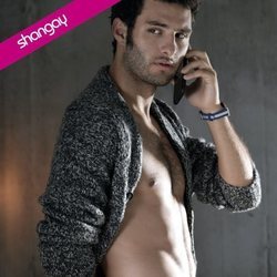 Eduardo Rosa posa muy sexy hablando por teléfono para Shangay