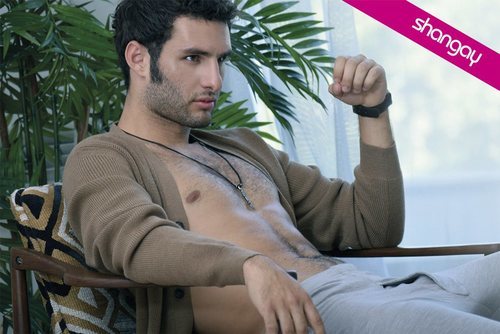 Eduardo Rosa posa provocativamente para Shangay