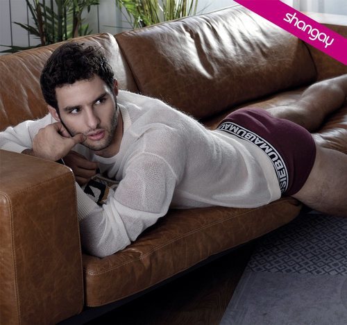 Eduardo Rosa posa semidesnudo y sexy para la revista Shangay