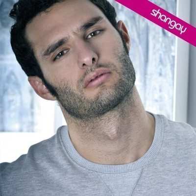 Eduardo Rosa posa serio pero muy sexy para Shangay