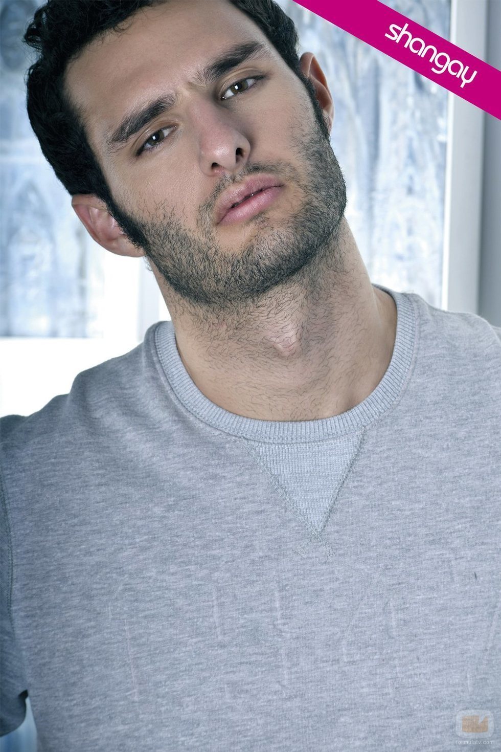 Eduardo Rosa posa serio pero muy sexy para Shangay