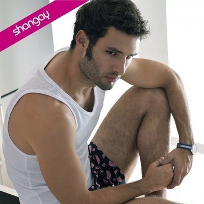 Eduardo Rosa posa provocativamente en una cocina para Shangay
