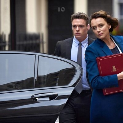Richard Madden protegiendo a Keeley Hawes en 'Bodyguard'