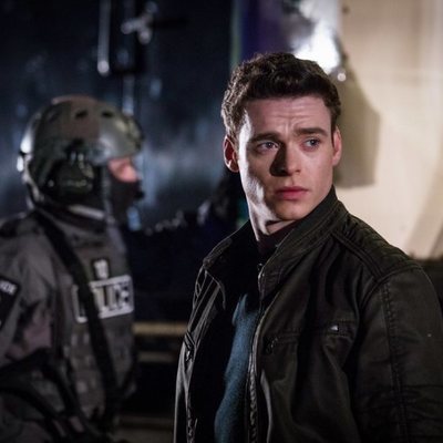 David Budd rodeado de policías en 'Bodyguard'