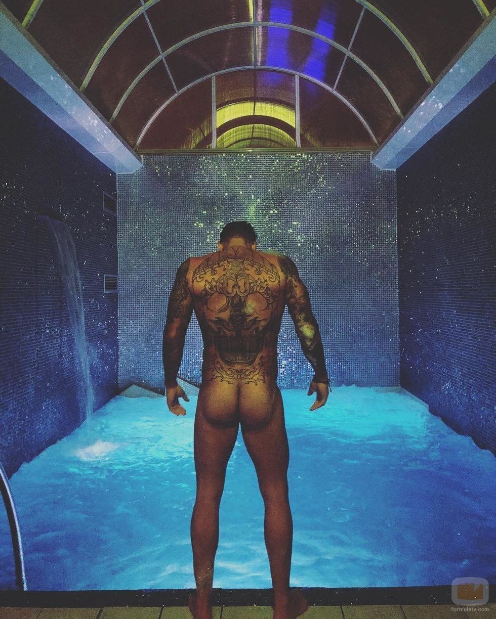 Hugo Paz, exconcursante de 'Mujeres y hombres y viceversa', posa desnudo en una piscina