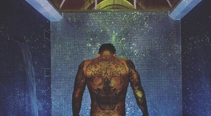 Hugo Paz, exconcursante de 'Mujeres y hombres y viceversa', posa desnudo en una piscina