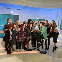 El equipo de 'La 2 Noticias' sopla las velas de su 24 cumpleaños