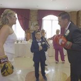 Una pareja lucha con guantes de boxeo en la primera entrega de 'Cuatro Weddings'