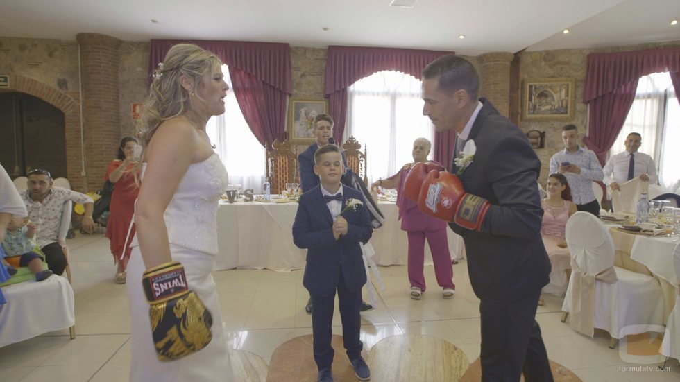 Una pareja lucha con guantes de boxeo en la primera entrega de 'Cuatro Weddings'