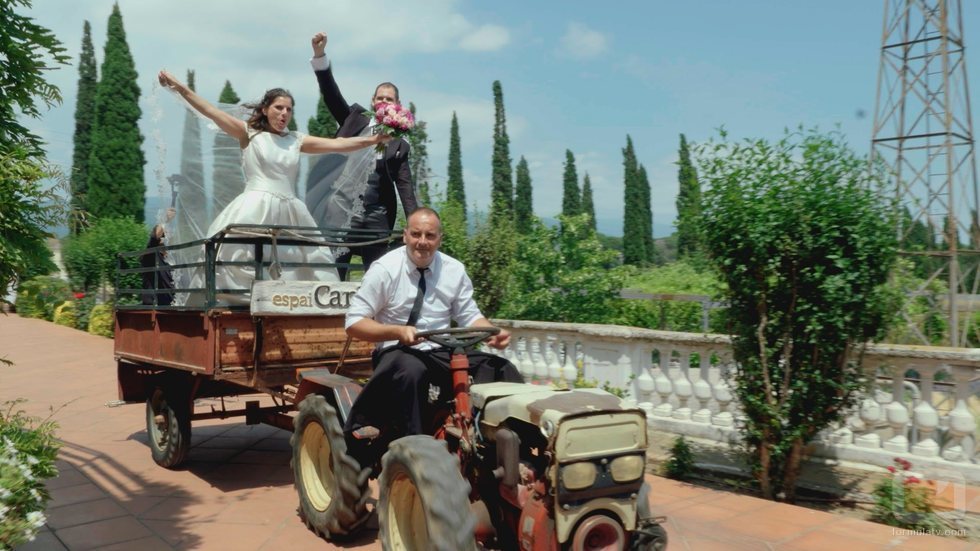 Una novia llega en un tractor en 'Cuatro Weddings'