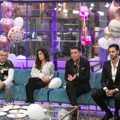 Koala, Miriam, Ángel Garó y Asraf sentados en el sofá en la Gala 9 de 'GH VIP 6'