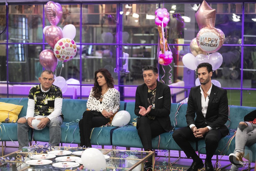 Koala, Miriam, Ángel Garó y Asraf sentados en el sofá en la Gala 9 de 'GH VIP 6'