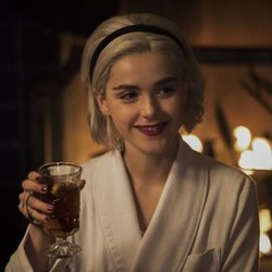 Sabrina Spellman, muy hogareña en el especial de Navidad de 'Las escalofriantes aventuras de Sabrina'
