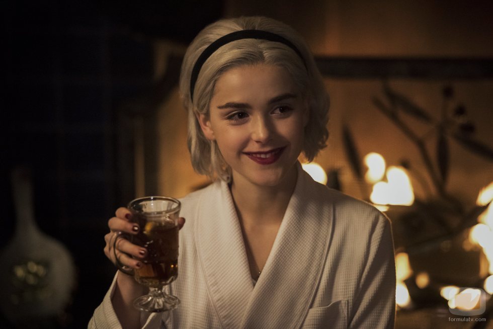 Sabrina Spellman, muy hogareña en el especial de Navidad de 'Las escalofriantes aventuras de Sabrina'