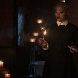 Prudence Night enciende una vela por Navidad en el especial de 'Las escalofriantes aventuras de Sabrina'